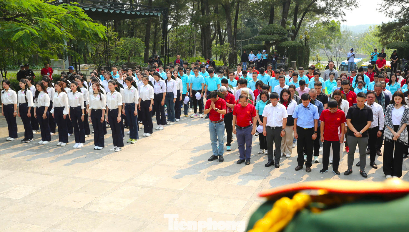 Ban tổ chức Tiền Phong Marathon, các vận động viên cùng thí sinh dự cuộc thi Hoa hậu Việt Nam năm 2024 mặc niệm tưởng nhớ công lao to lớn của các Anh hùng liệt sĩ.