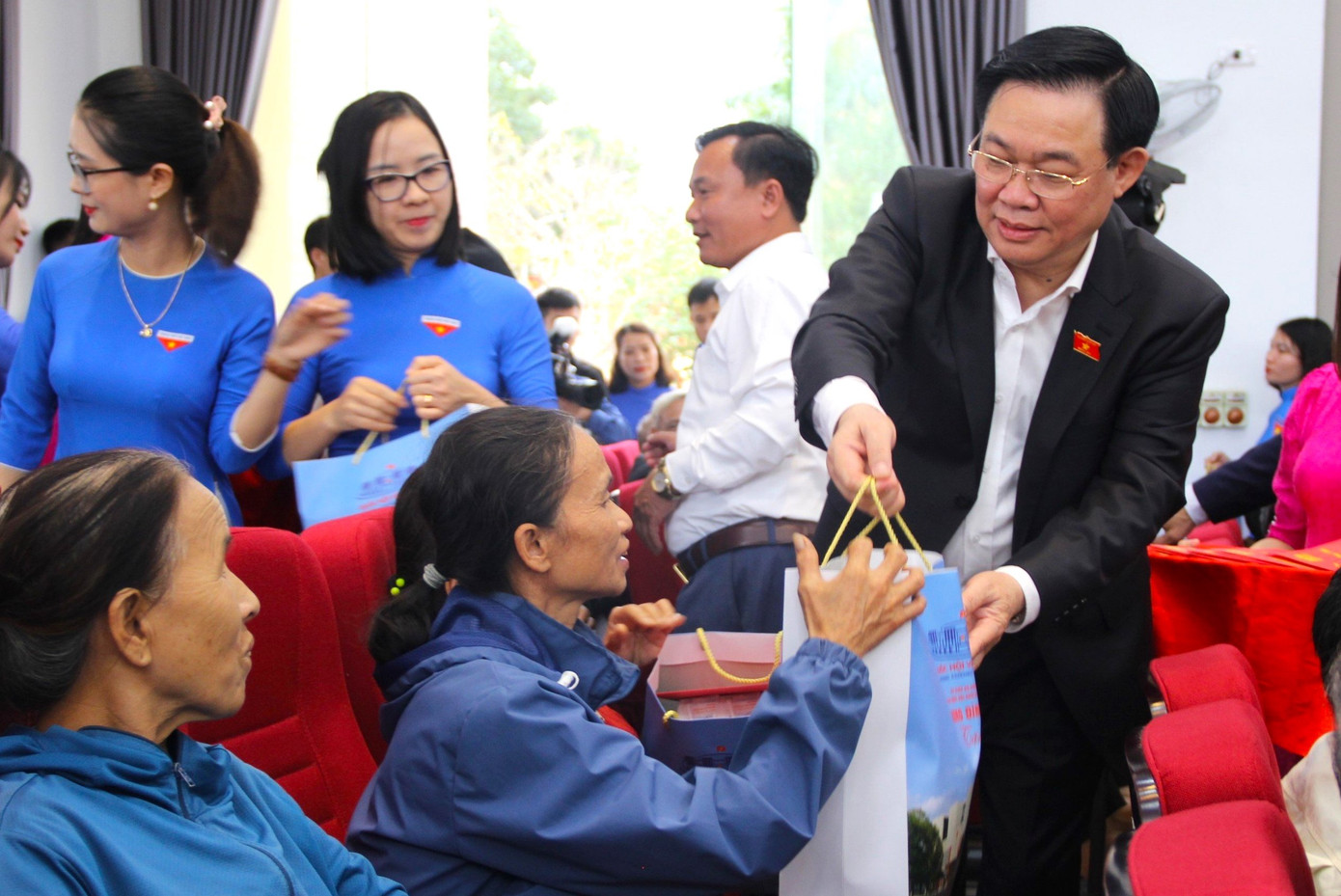 Những suất quà ý nghĩa đến người dân huyện Yên Thành. Những suất quà ý nghĩa đến người dân huyện Yên Thành.