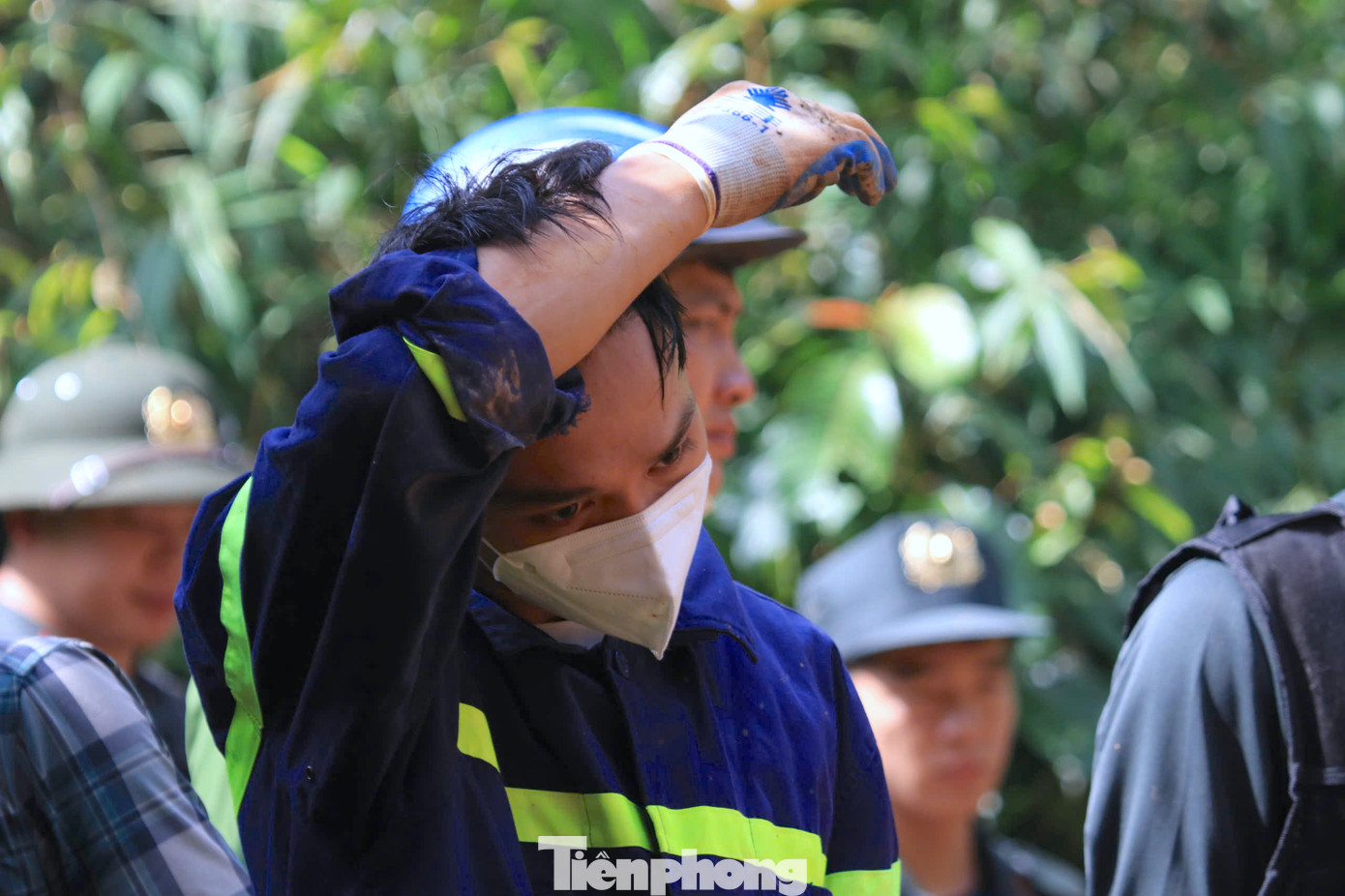 Chiếc xe lớn, bị nhiều đất đá vùi lấp lên khiến việc giải cứu gặp khó khăn. Các cán bộ chiến sĩ tham gia trục vớt xe mệt lả người nhưng vẫn luôn cố gắng để sớm tìm kiếm hết các nạn nhân trong vụ sạt lở.