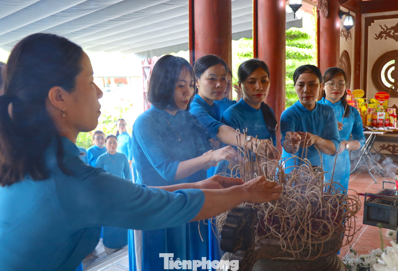 Trước anh linh các anh hùng liệt sĩ, người dân, du khách đã kính cẩn nghiêng mình, dâng nén tâm hương bày tỏ lòng biết ơn sâu sắc với các thế hệ cha anh đi trước đã anh dũng chiến đấu, hy sinh vì sự nghiệp đấu tranh giải phóng dân tộc, thống nhất đất nước.