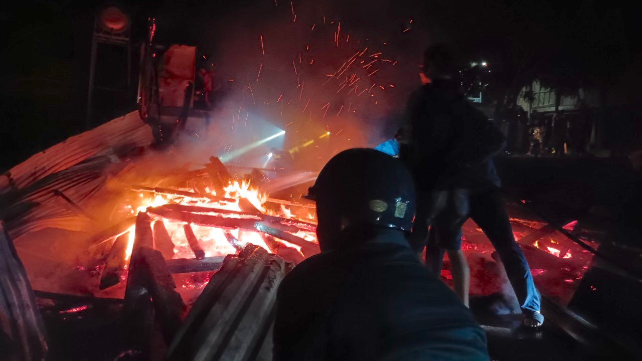 Căn nhà gỗ 4 gian bùng cháy trong đêm.