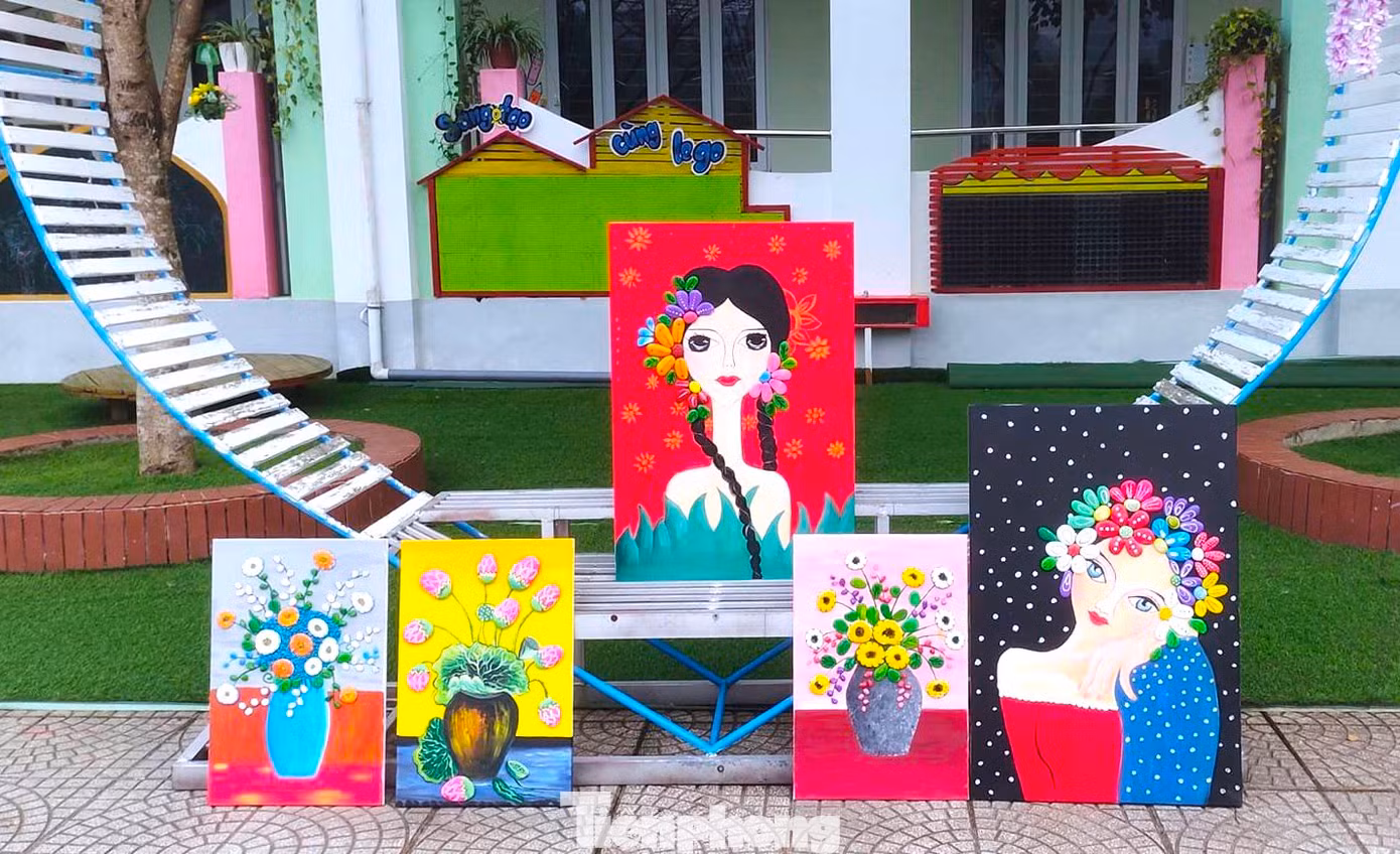 Hơn 2 tuần, các giáo viên trường mầm non Hòa Bình đã vẽ được hơn 10 bức tranh bằng đá khổ lớn. "Hiện có rất nhiều khách đặt vẽ tranh. Một số khách đã chuyển tiền trước. Những bức tranh được bán với giá từ 300-600 nghìn đồng tùy kích thước", cô Trần Thị Hiền nói và cho biết, thời gian tới các cô giáo sẽ cố gắng vẽ thật nhiều bức tranh hơn nữa.