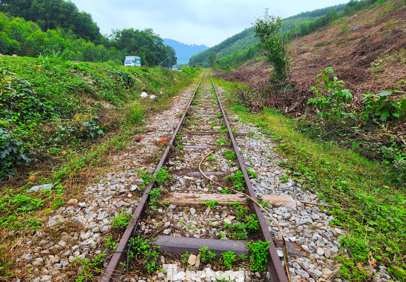 Các hạng mục của đường ray bị gỉ sét, hư hỏng.