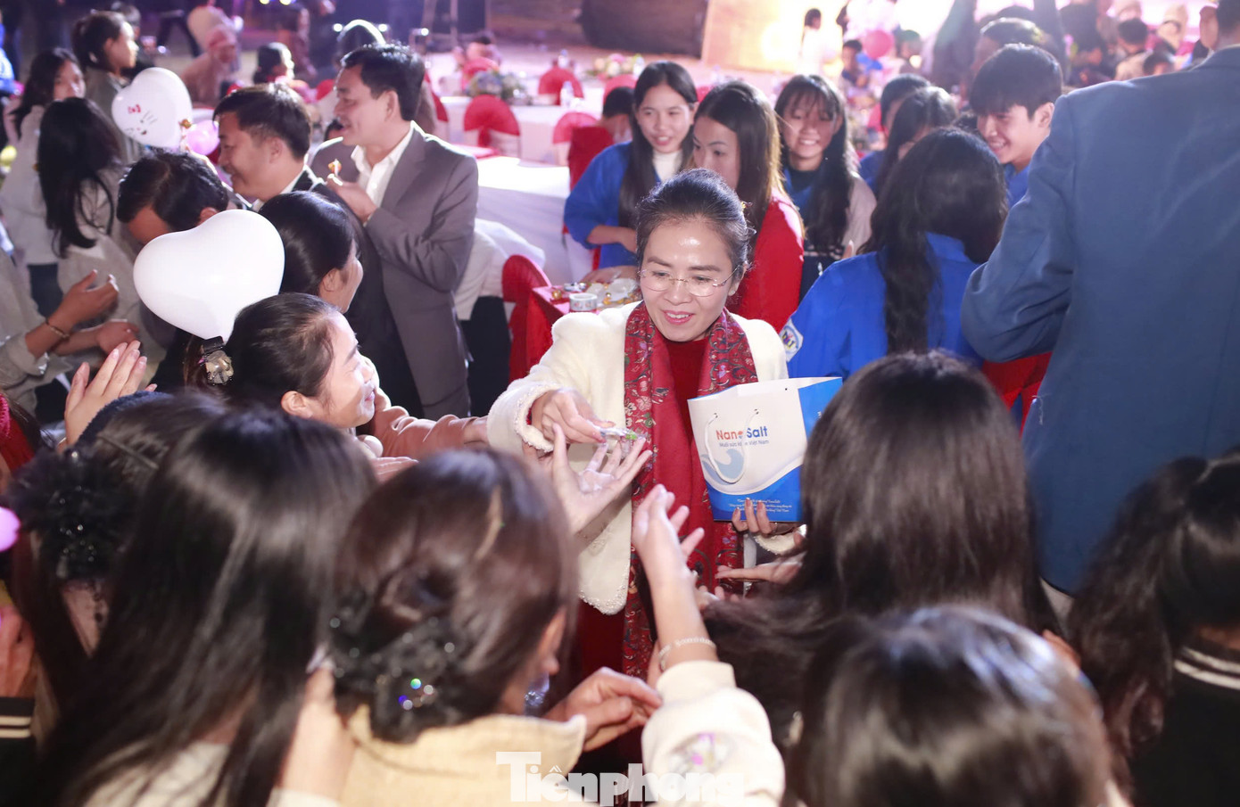 Bà Võ Thị Minh Sinh - Ủy viên Ban Thường vụ Tỉnh ủy, Chủ tịch Ủy ban MTTQ Việt Nam tỉnh Nghệ An phát quà cho các em thiếu nhi tại chương trình.