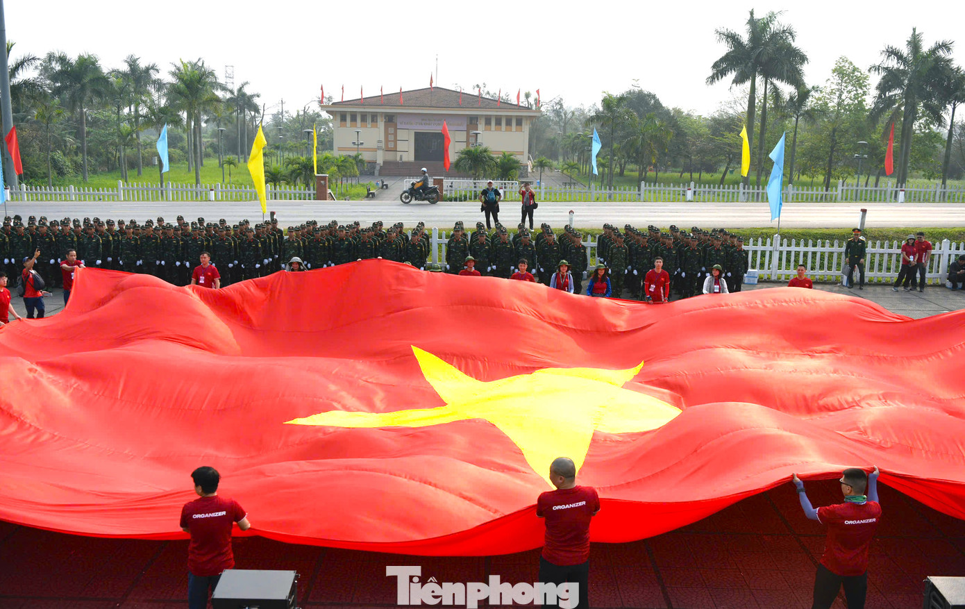 Lá cờ Tổ Quốc rộng 250m2 được trải rộng trên khuôn viên Khu Di tích lịch sử Quốc gia đặc biệt đôi bờ Hiền Lương - Bến Hải với ý nghĩa kết nối sức mạnh đoàn kết mãi trường tồn của dân tộc Việt Nam. Lá cờ Tổ Quốc rộng 250m2 được trải rộng trên khuôn viên Khu Di tích lịch sử Quốc gia đặc biệt đôi bờ Hiền Lương - Bến Hải với ý nghĩa kết nối sức mạnh đoàn kết mãi trường tồn của dân tộc Việt Nam.