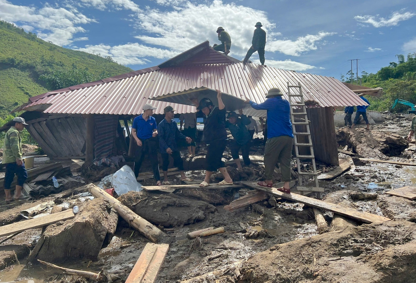 Những mái tôn được tháo, cất cẩn thận và sẽ lợp mái sau khi dựng lại nhà cho các hộ dân. Những mái tôn được tháo, cất cẩn thận và sẽ lợp mái sau khi dựng lại nhà cho các hộ dân.