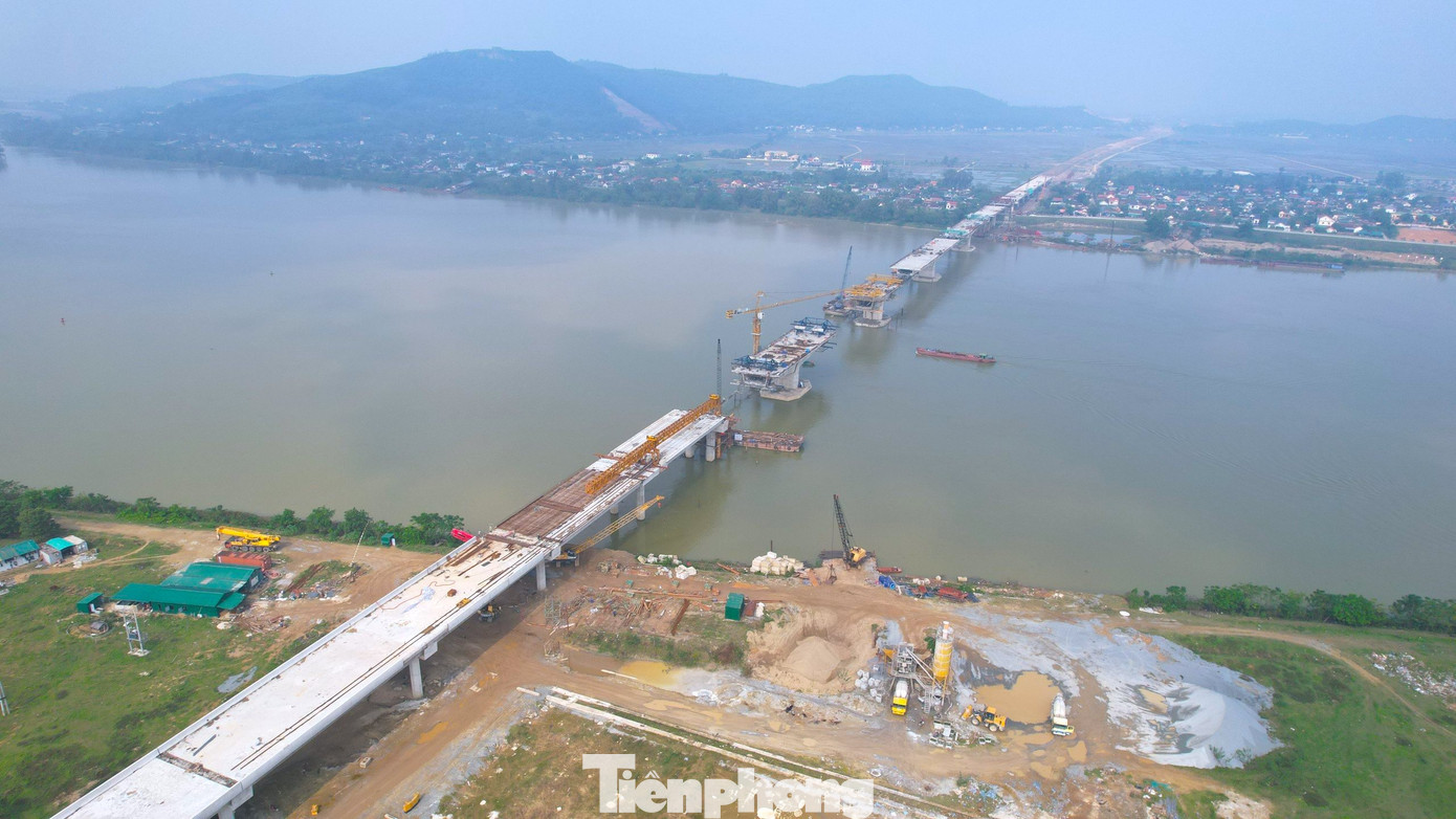 Cầu Hưng Đức bắc qua sông Lam nối 2 tỉnh Nghệ An - Hà Tĩnh. Sau gần 2 năm thi công, hình hài cây cầu đang dần hình thành. Đây là một trong những hạng mục giao thông quan trọng trên tuyến. Cầu Hưng Đức bắc qua sông Lam nối 2 tỉnh Nghệ An - Hà Tĩnh. Sau gần 2 năm thi công, hình hài cây cầu đang dần hình thành. Đây là một trong những hạng mục giao thông quan trọng trên tuyến.