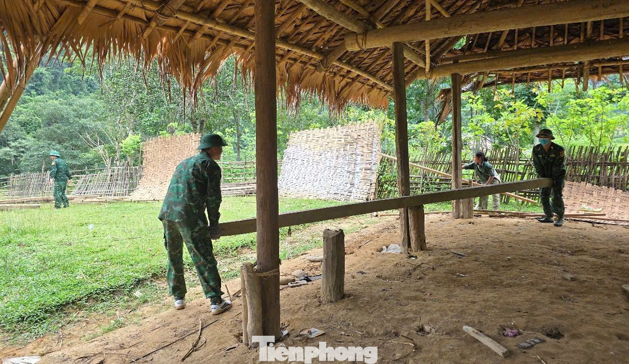 Bên cạnh việc tháo dỡ nhà cũ, lực lượng chức năng sẽ dựng tạm lán để các hộ dân ở trong quá trình làm nhà mới.