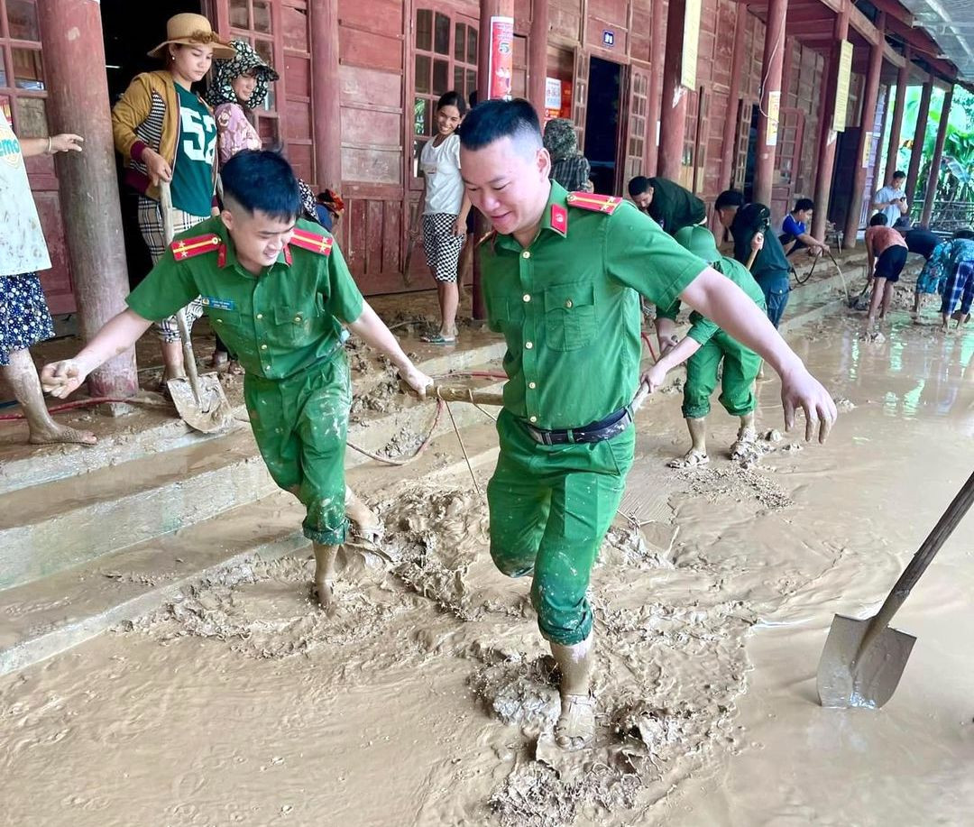 “Lũ rút để lại lớp bùn đất dày đặc. Hầu hết sách vở, đồ dùng học tập của giáo viên và các em học sinh bị hư hỏng hết. May mắn khu nhà bán trú của học sinh nằm trên cao nên không bị ảnh hưởng bởi trận lũ ống đêm qua", thầy Nguyễn Văn Thanh - Hiệu trưởng Trường Phổ thông dân tộc bán trú tiểu học Lượng Minh nói.