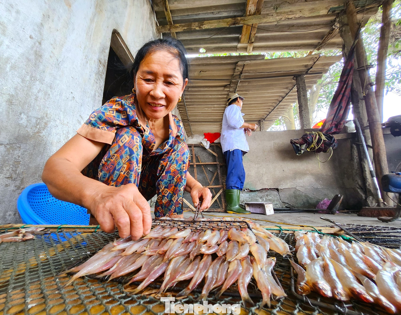 Những con cá nhỏ được xếp ngay ngắn trên khay để việc nướng dễ dàng hơn và cá chín nhanh hơn.