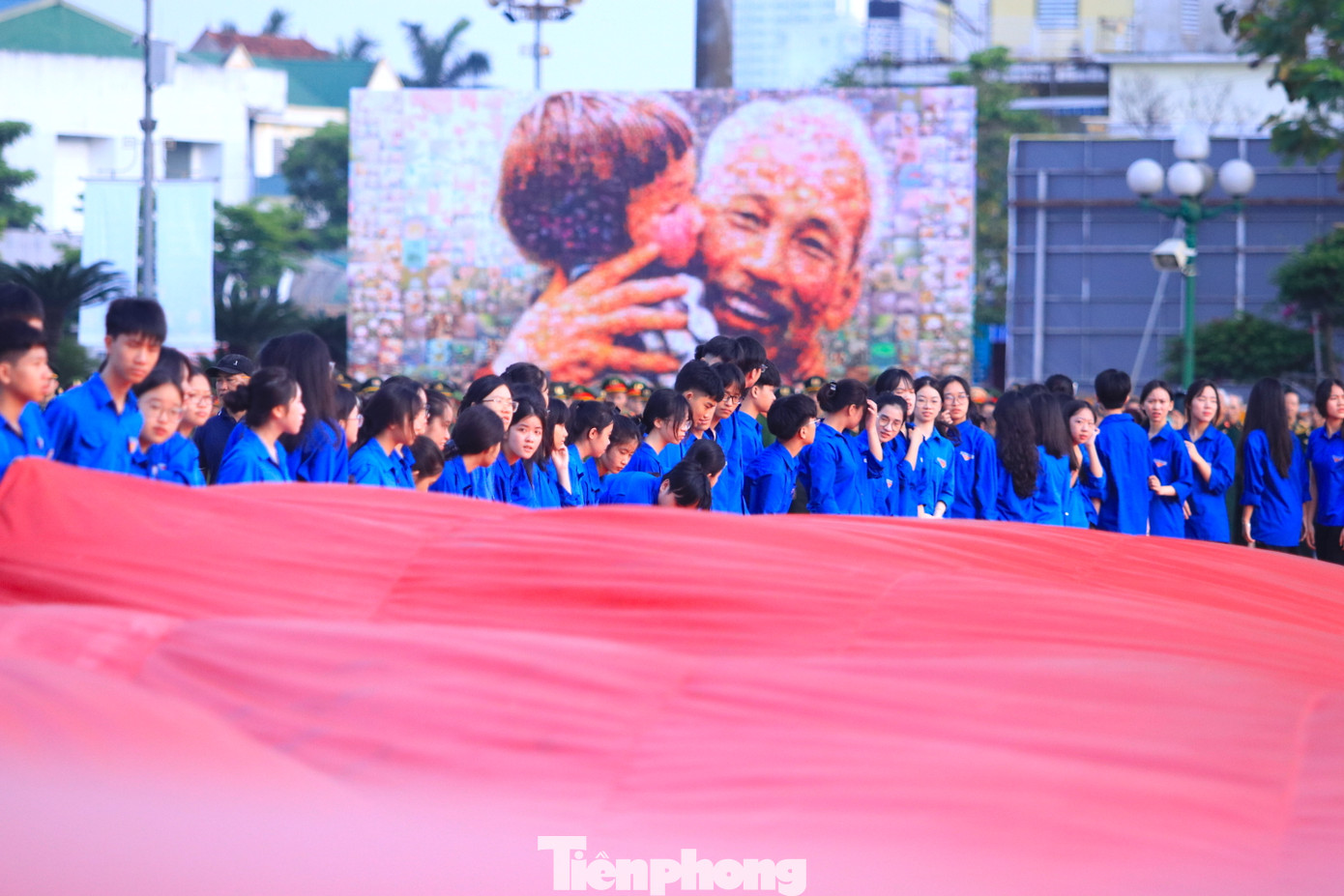 Các đoàn viên thanh niên tỉnh Nghệ An cầm chắc lá đại kỳ chuẩn bị cho nghi thức bay đại kỳ Tổ quốc.