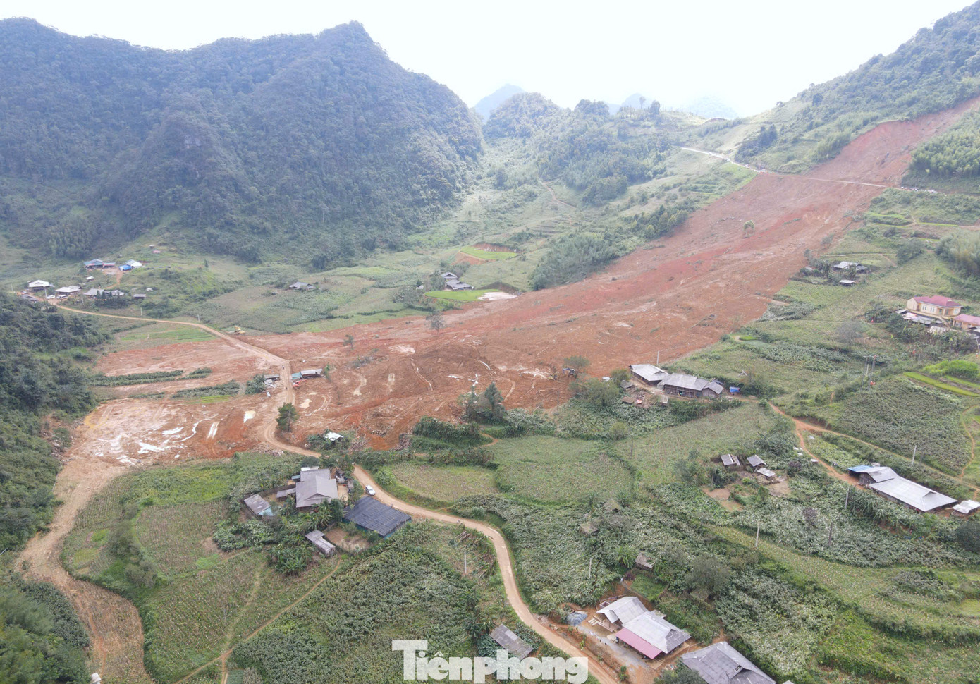 Khoảng 5h sáng 9/9, đỉnh núi ở xóm Lũng Lỳ (xã Ca Thành, huyện Nguyên Bình, Cao Bằng) bất ngờ đổ sập xuống sau những ngày mưa lớn.