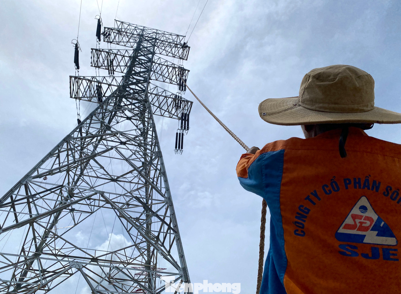 Với tinh thần làm việc quyết liệt cao của các công nhân, những cột điện trên đường dây 500kV mạch 3 đang dần hình thành và đi về đích. Với tinh thần làm việc quyết liệt cao của các công nhân, những cột điện trên đường dây 500kV mạch 3 đang dần hình thành và đi về đích.