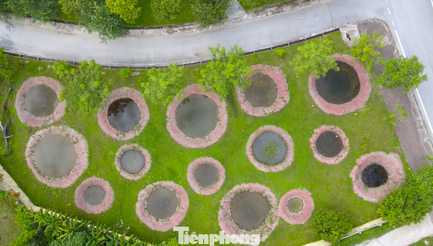 Sáng 31/10/1968, 14 chiến sĩ thanh niên xung phong Tiểu đội 2 (Đại đội 317) ra đường làm nhiệm vụ san lấp hố bom cho xe đi qua Truông Bồn thì không quân Mỹ ào ạt trút bom xuống. Trận bom đã khiến 13 chiến sĩ thanh niên xung phong anh dũng hy sinh khi tuổi đời chỉ mới mười tám, đôi mươi. Theo thống kê, từ năm 1964-1968, không quân Mỹ đã trút xuống nơi đây gần 19.000 quả bom các loại và hàng nghìn quả tên lửa, rốc-két.