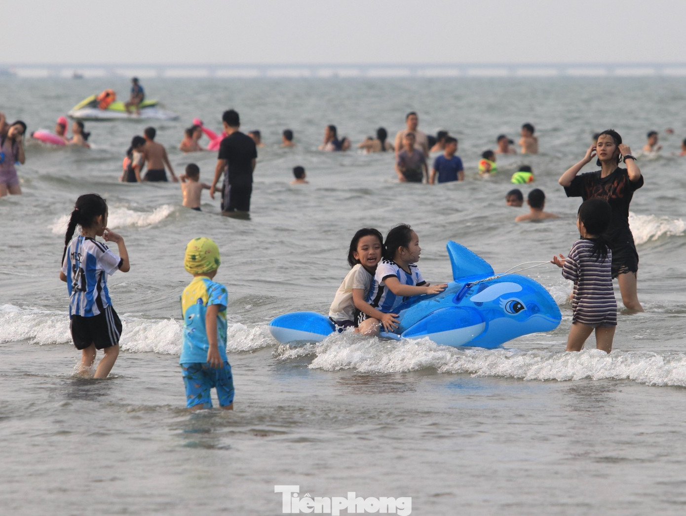 Dưới nước, du khách tắm mát và thích thú vui đùa cùng sóng biển. Dưới nước, du khách tắm mát và thích thú vui đùa cùng sóng biển.