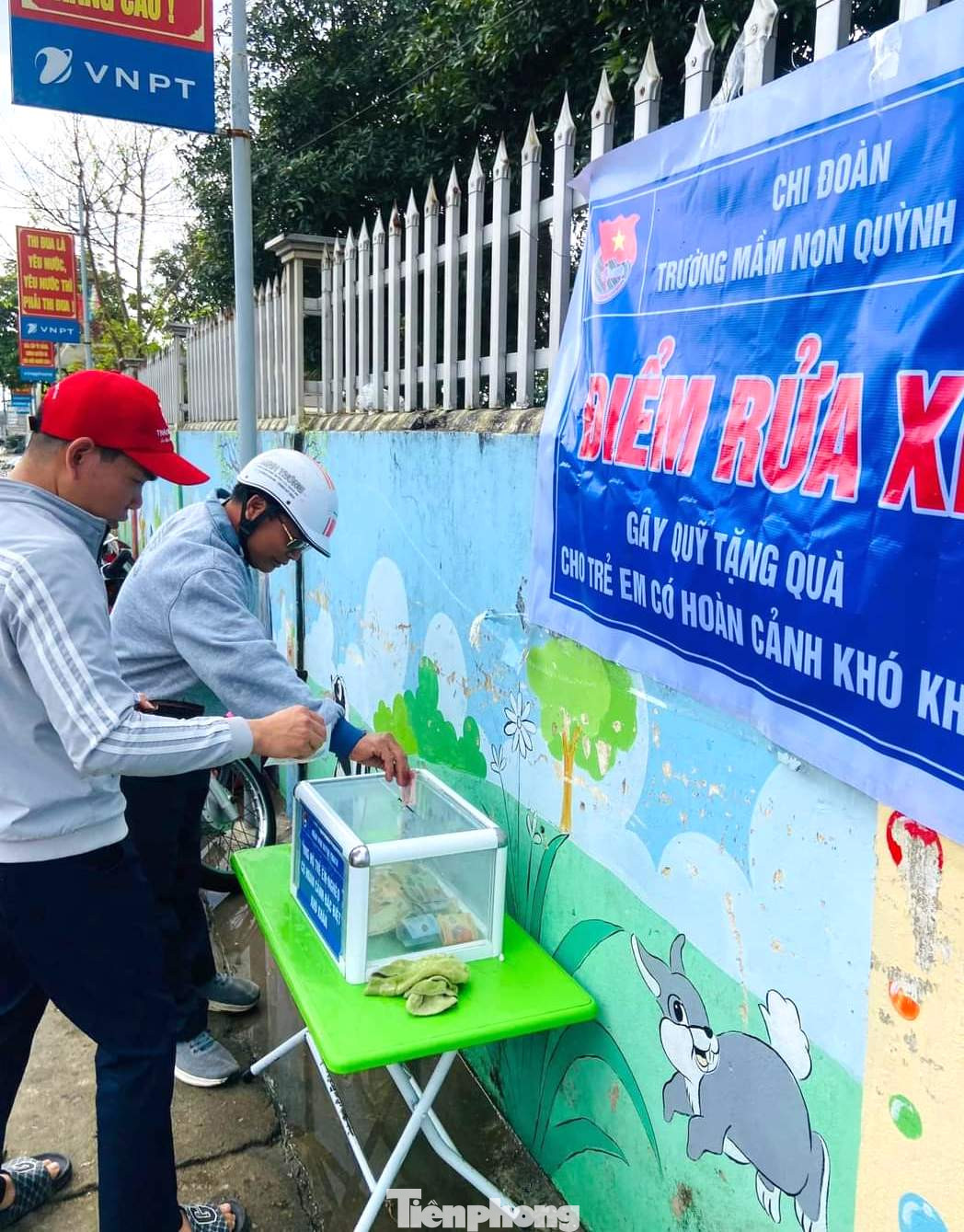 Bí thư Chi đoàn trường mầm non Quỳnh Thạch cho biết, điểm rửa xe gây quỹ tùy tâm nên không có giá. Sau khi rửa xe xong, tùy tâm khách hàng sẽ đến bỏ tiền ủng hộ vào một chiếc thùng nhỏ đặt bên cạnh. Cuối buổi dừng hoạt động mọi người sẽ kiểm đếm tiền và công khai để gây quỹ.