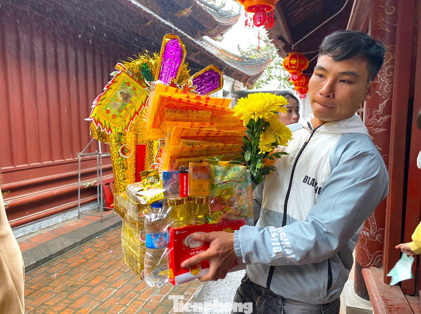 Về thắp hương tại đền trong ngày vía Thần Tài, nhiều du khách đã chuẩn bị các mâm lễ gồm hoa quả, bánh kẹo, tiền vàng, thuốc nước để dâng lên cầu sức khỏe, tài lộc, bình an, may mắn. Về thắp hương tại đền trong ngày vía Thần Tài, nhiều du khách đã chuẩn bị các mâm lễ gồm hoa quả, bánh kẹo, tiền vàng, thuốc nước để dâng lên cầu sức khỏe, tài lộc, bình an, may mắn.