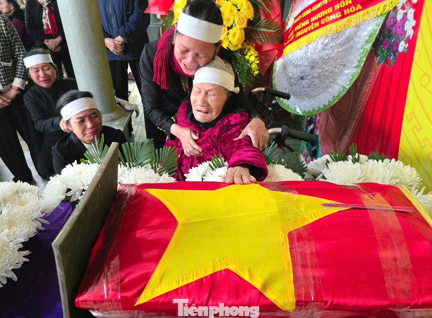 Vợ chồng cụ Lài có 7 người con (3 gái, 4 trai). Trong đó 2 người con trai bị mất từ khi còn nhỏ, 2 người còn lại được đặt tên là Nguyễn Công Hòa và Nguyễn Công Bình với mong ước đất nước sớm hòa bình. “Mấy chục năm qua bà cứ hy vọng sớm tìm thấy hài cốt của bác. Giờ bác về rồi, bà cũng yên lòng. Mấy hôm chuẩn bị đón bác về, bà cứ khóc suốt, thấy mà thương”, anh Nguyễn Công Quỳnh (40 tuổi, cháu ruột liệt sĩ Hòa) nói.