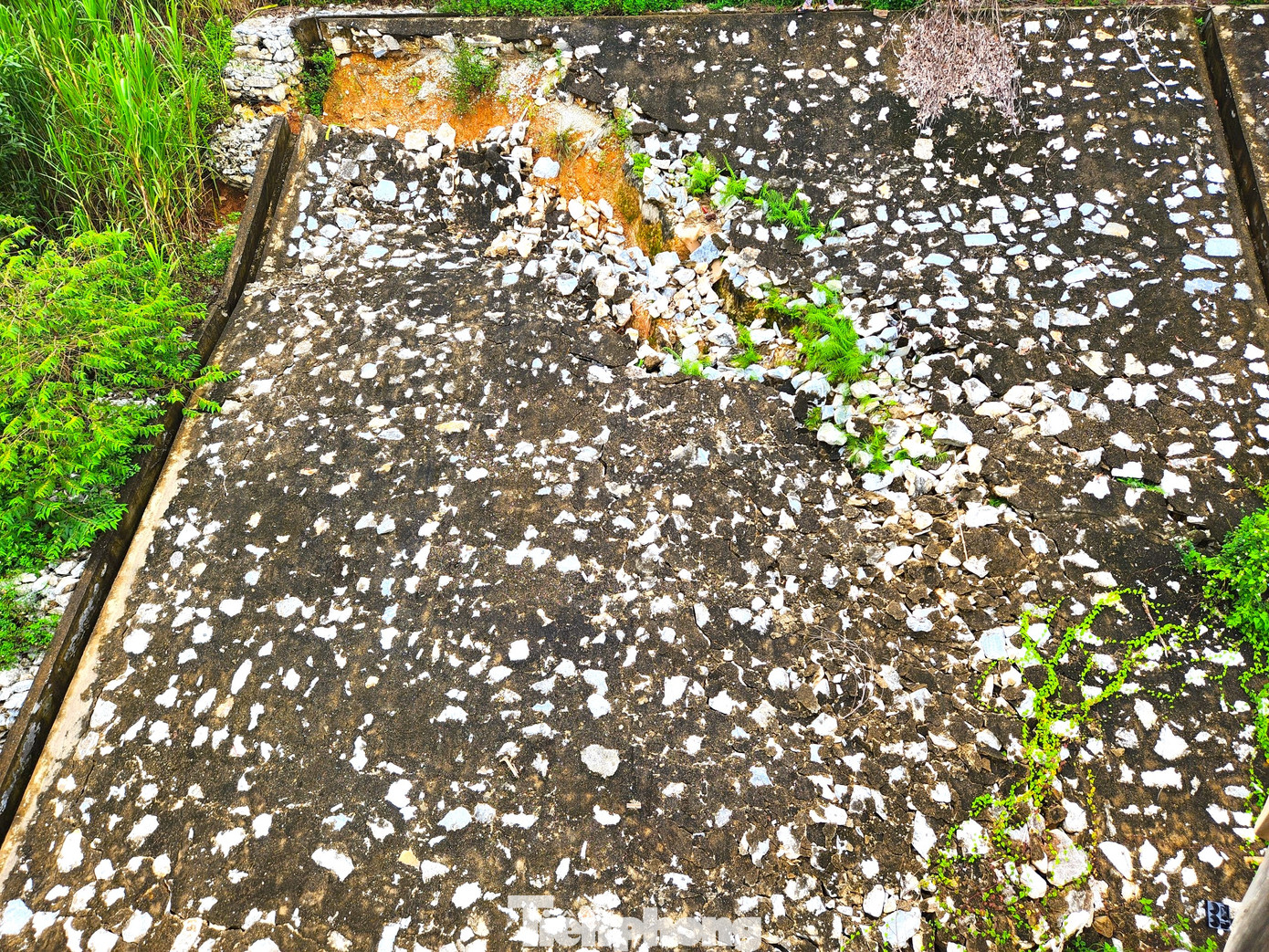 Nhiều đoạn bê tông, kè đá dưới chân cầu bắc ngang qua kênh đã bị sạt lở nghiêm trọng.