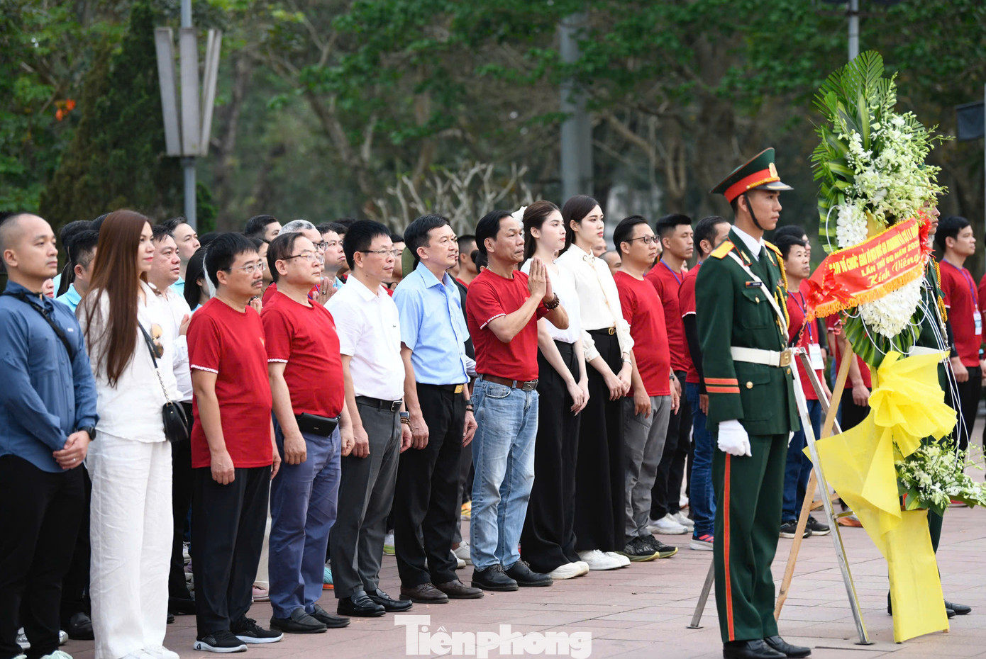 Ban tổ chức Tiền Phong Marathon, các vận động viên cùng thí sinh dự cuộc thi Hoa hậu Việt Nam năm 2024 dâng hương tại Di tích Quốc gia đặc biệt Thành cổ Quảng Trị.