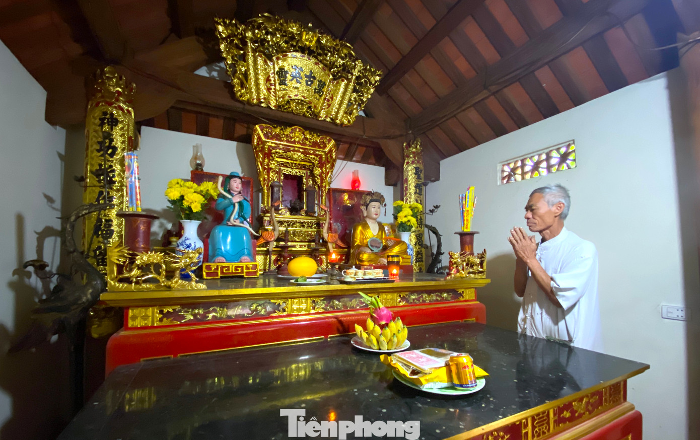 “Tương truyền, 2 anh em rắn sau khi mất đều hóa thành vị phúc thần, giúp đỡ, che chở cho người dân”, ông Trần Đức Thiết (72 tuổi) - Ban Quản lý Đền Canh nói