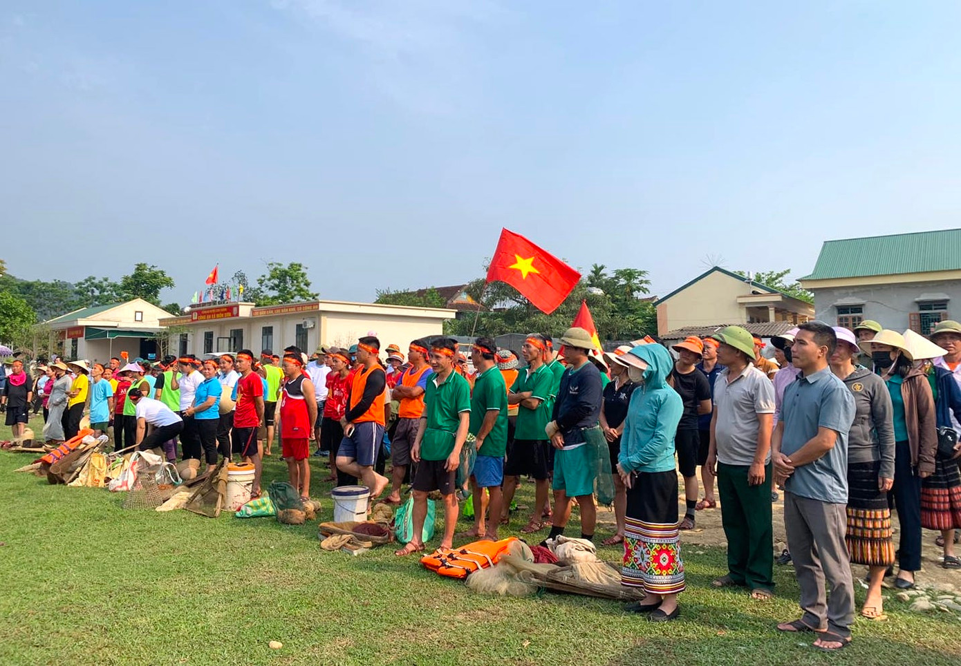 Tham gia hội thi năm nay có 12 đội thi với 84 thành viên đến từ 12 thôn, bản trên địa bàn xã Môn Sơn. Các đội thi ngoài các thành viên nam còn có những thành viên nữ để hỗ trợ. Theo quy định của Ban tổ chức cuộc thi, những người tham gia lễ hội bắt cá chỉ được sử dụng những ngư cụ truyền thống như: Chài, lưới, xúc, nơm, vợt. Các đội được chuẩn bị thuyền nhỏ và kính lặn để phục vụ việc bắt cá.