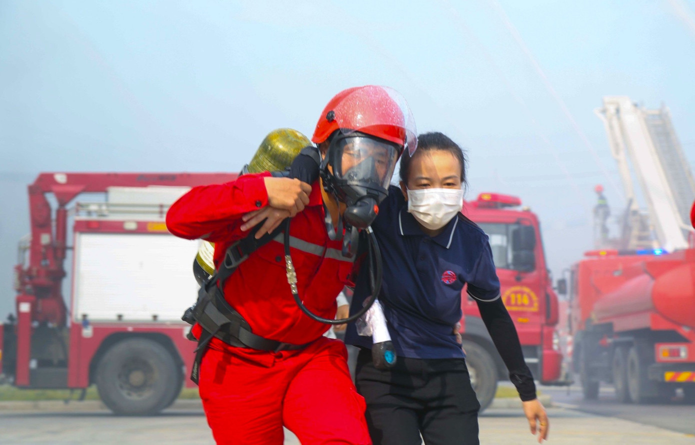 Song song với đó, cảnh sát tiến hành cứu hộ, cứu nạn những người bị mắc kẹt, bị thương trong hiện trường vụ cháy ra ngoài để đưa đi cấp cứu an toàn.