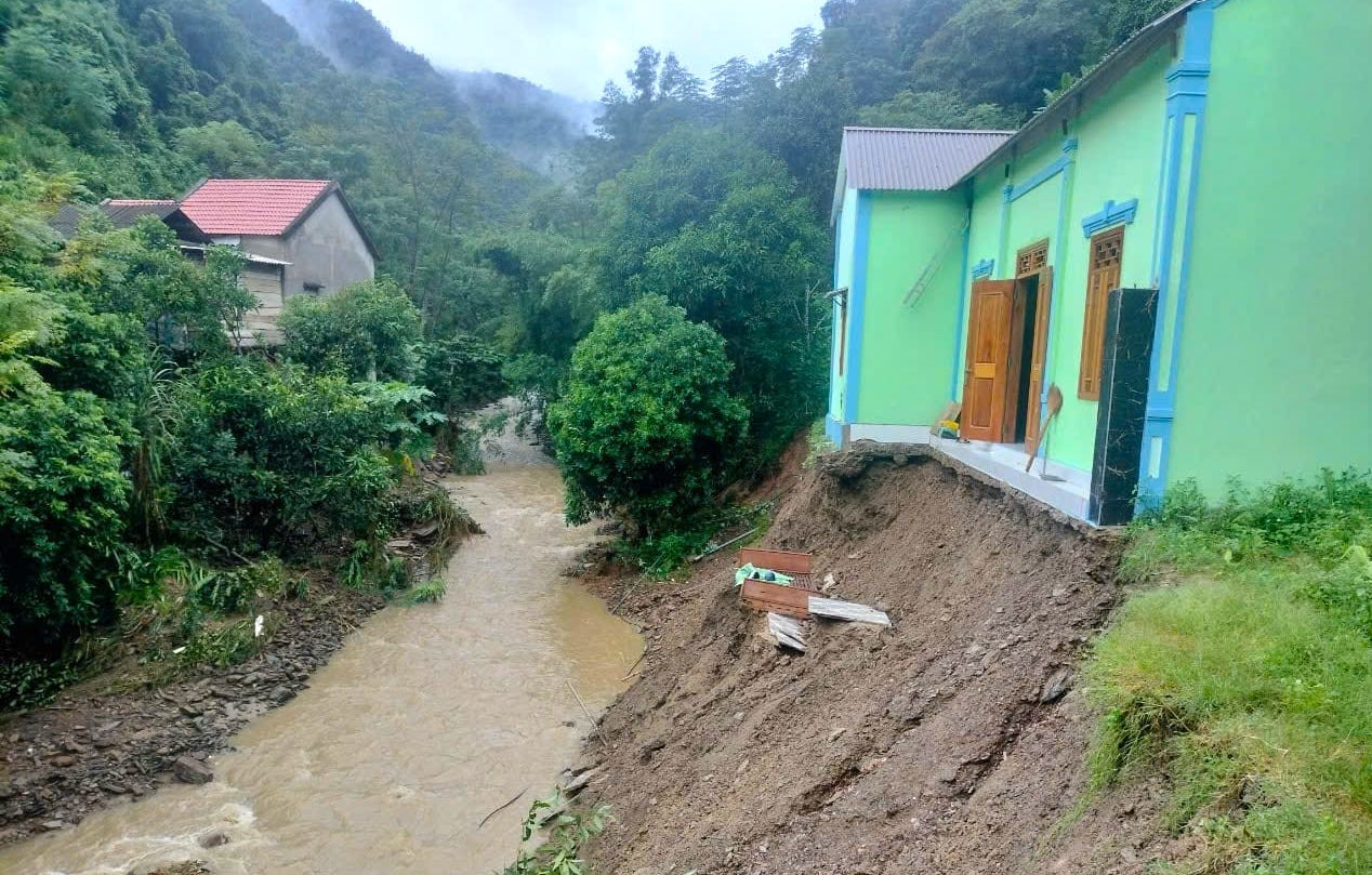 Một căn nhà tại xã Chiêu Lưu có nguy cơ sạt lở xuống suối sau trận mưa lớn vào đêm 30/9.