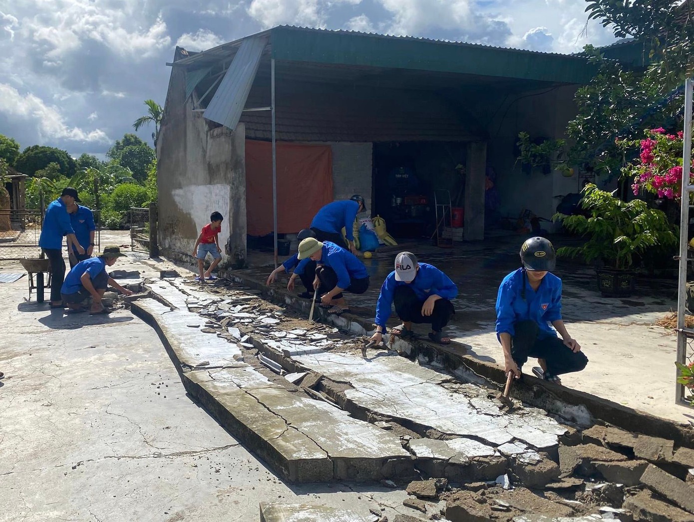 Sau khi lốc xoáy kết thúc, trời tạnh mưa, Đoàn xã Nam Anh đã huy động 14 đoàn viên thanh niên của xã và Chi đoàn xóm 8 đến các hộ dân bị thiệt hại để hỗ trợ, khắc phục hậu quả.