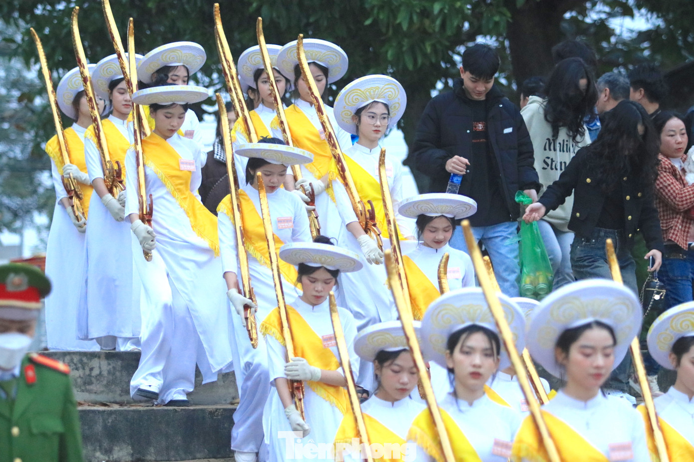 Theo tục lệ xưa, Đội Nữ quan phục vụ nghi lễ rước là những cô gái trẻ tuổi, xinh đẹp. Các thiếu nữ tay cầm những bảo kiếm, đao, phương trượng dẫn đoàn rước kiệu và thực hiện nghi lễ cầu ngư. Theo tục lệ xưa, Đội Nữ quan phục vụ nghi lễ rước là những cô gái trẻ tuổi, xinh đẹp. Các thiếu nữ tay cầm những bảo kiếm, đao, phương trượng dẫn đoàn rước kiệu và thực hiện nghi lễ cầu ngư.