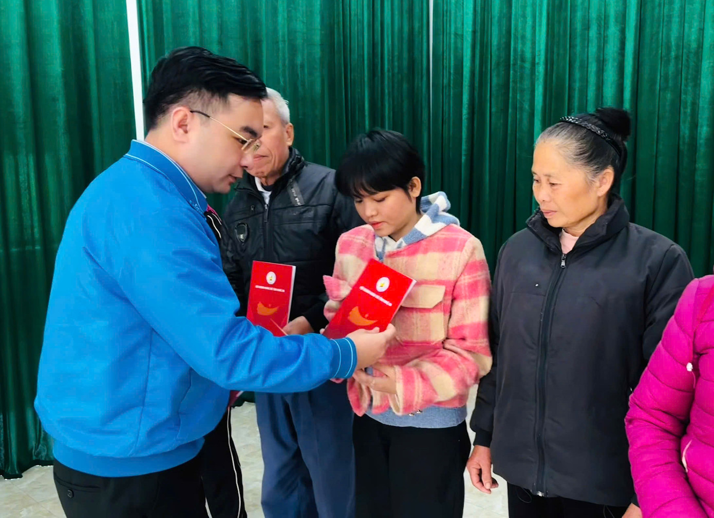 Anh Hồ Phúc Hải - Phó Bí thư Tỉnh Đoàn Nghệ An trao những suất quà Tết đến với các hộ dân có hoàn cảnh khó khăn tại xã Châu Cường (Quỳ Hợp). Anh Hồ Phúc Hải - Phó Bí thư Tỉnh Đoàn Nghệ An trao những suất quà Tết đến với các hộ dân có hoàn cảnh khó khăn tại xã Châu Cường (Quỳ Hợp).