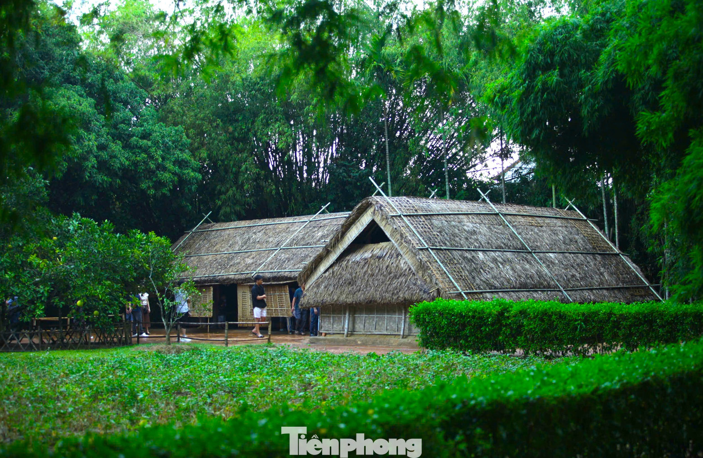 Về với Khu Di tích Quốc gia đặc biệt Kim Liên trong ngày trọng đại của đất nước, du khách được đắm mình trong không khí làng quê với những ngôi nhà tranh đơn sơ, mộc mạc. Về với Khu Di tích Quốc gia đặc biệt Kim Liên trong ngày trọng đại của đất nước, du khách được đắm mình trong không khí làng quê với những ngôi nhà tranh đơn sơ, mộc mạc.