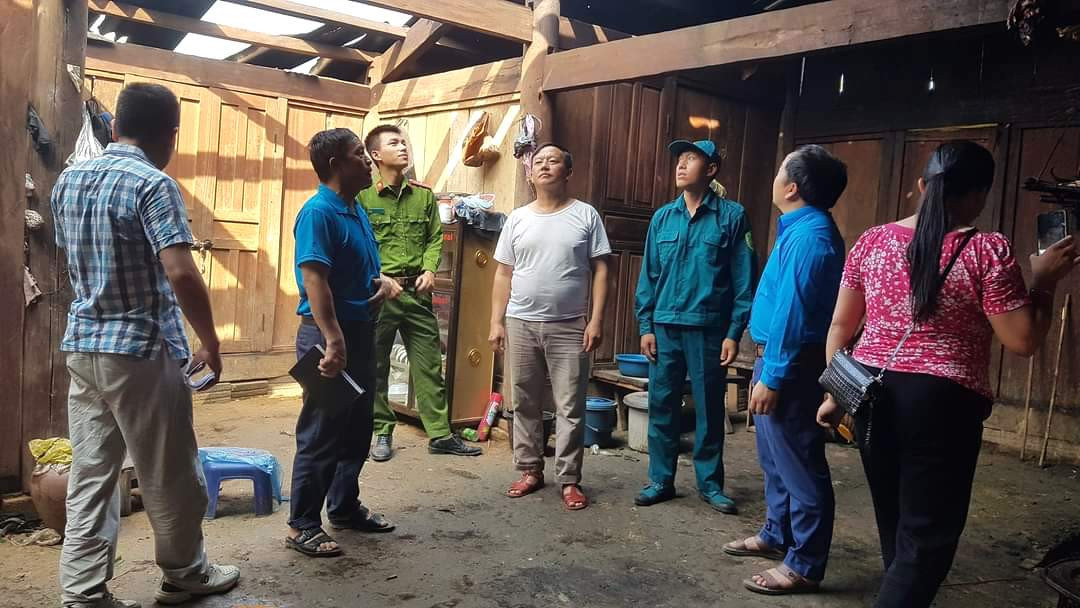 Ngày 15/4, ông Thò Bá Rê - Phó chủ tịch UBND huyện Kỳ Sơn (tỉnh Nghệ An) cho biết, địa phương này đang huy động lực lượng gồm dân quân, quân đội, công an và các ban ngành đoàn thể địa phương các xã khẩn trương hỗ trợ người dân khắc phục hậu quả sau 2 trận mưa đá, lốc xoáy xảy ra một số xã trên địa bàn. Song song với việc khắc phục, các đoàn công tác đang tiến hành thống kê thiệt hại sau vụ việc.