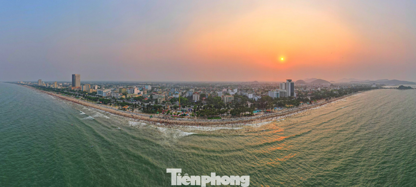 Thị xã Cửa Lò (Nghệ An) được biết đến với bãi biển đẹp, trải dài hơn 8km là bãi cát trắng mịn.