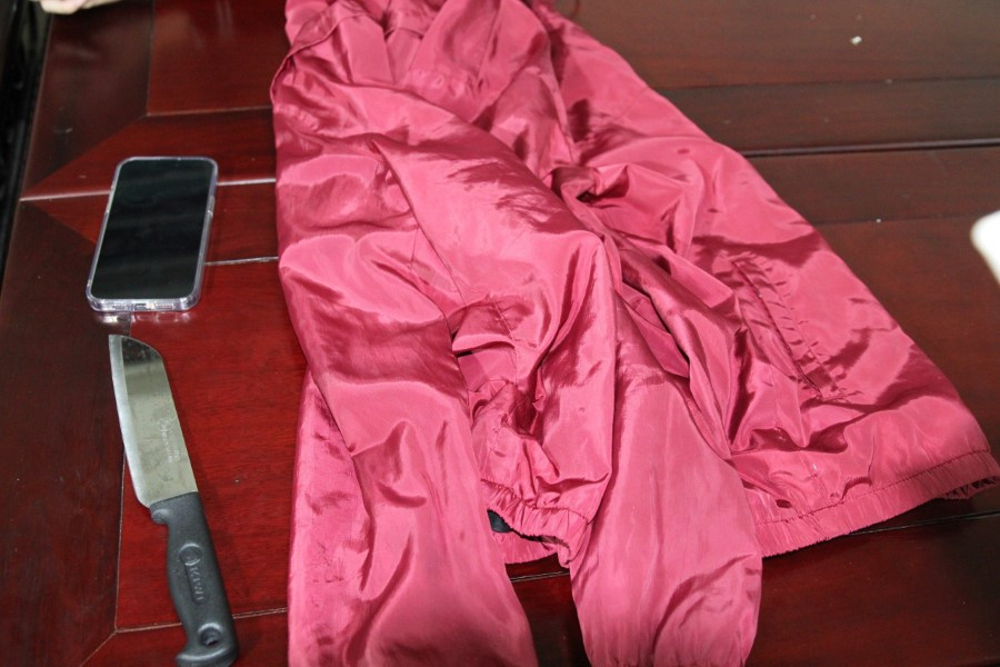 Con dao, áo khoác của đối tượng dùng để gây án.