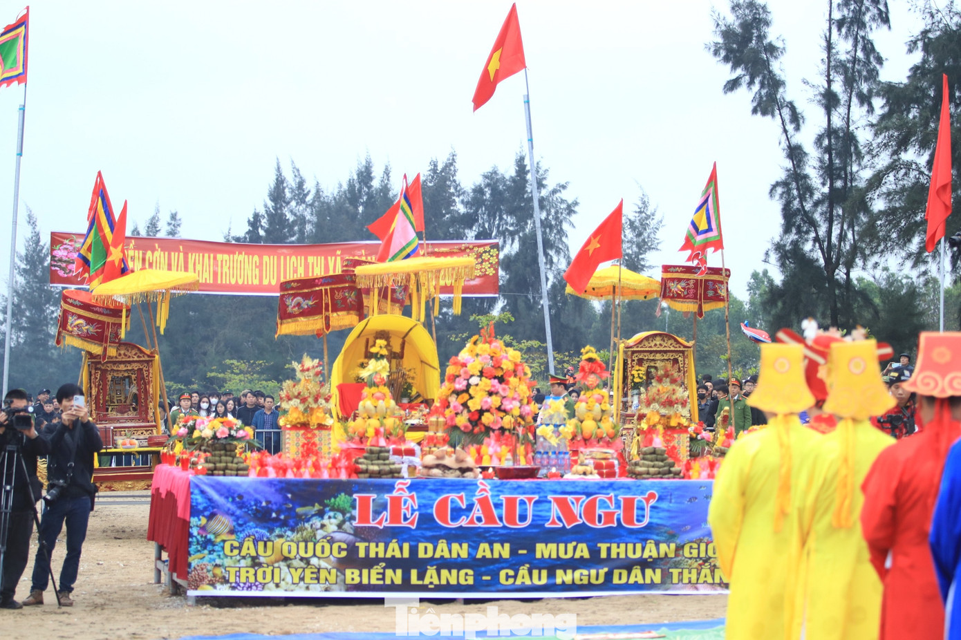 Một mâm lễ lớn được bày sẵn tại khu vực bãi biển để làm lễ cầu ngư với xôi gà, rượu thịt, hoa quả, bánh trái....