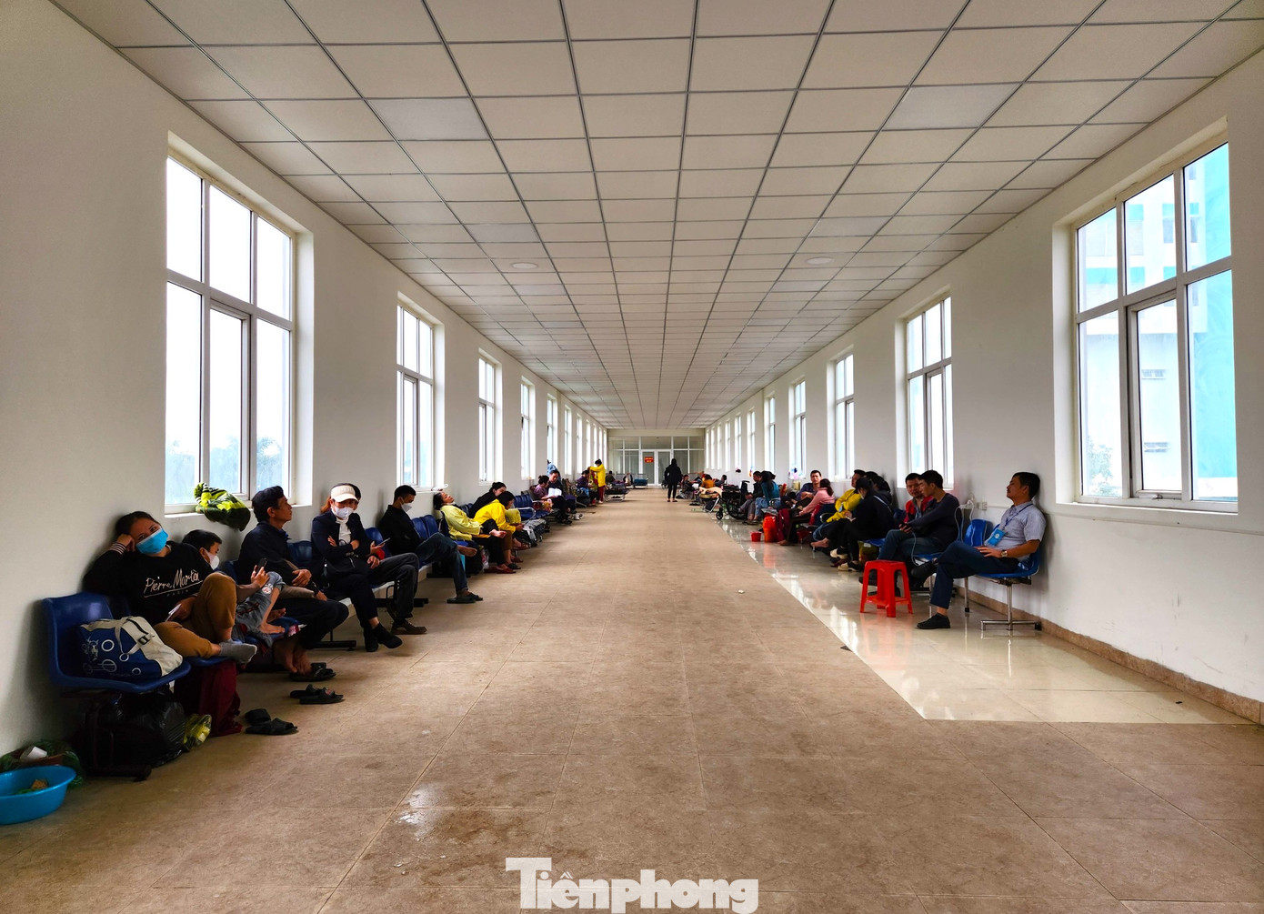 Trước cổng chính, Công ty Cổ phần Bệnh viện Hữu nghị đa khoa Nghệ An thông báo tuyển dụng nhân viên quy mô lớn với các vị trí bác sỹ, dược sỹ, nhân viên y tế và các phòng ban. Ở khu vực cầu vượt nối Bệnh viện Hữu nghị đa khoa Nghệ An giai đoạn 1 với gia đoạn 2 chưa đưa vào sử dụng đã trở thành nơi nghỉ ngơi của người nhà bệnh nhân đến thăm khám.