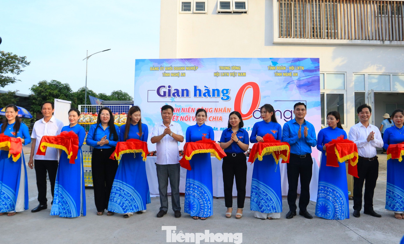 Tại Ngày hội Thanh niên công nhân năm 2024, các đại biểu đã cắt băng khánh thành gian hàng 0 đồng dành cho công nhân của công ty CP May Halotexco. Tại Ngày hội Thanh niên công nhân năm 2024, các đại biểu đã cắt băng khánh thành gian hàng 0 đồng dành cho công nhân của công ty CP May Halotexco.