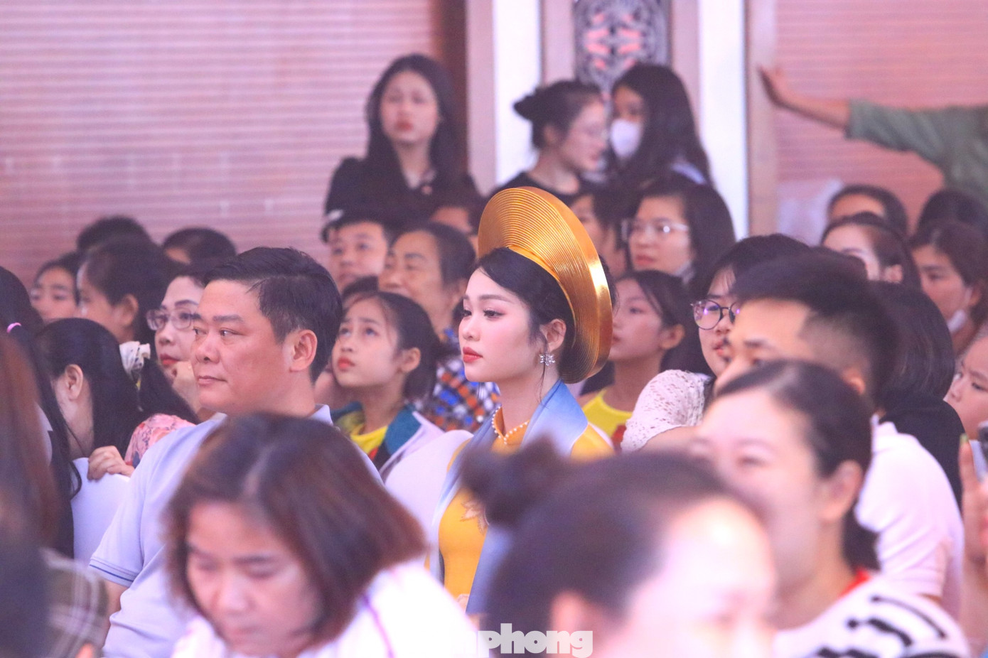 Trong lúc chờ đến lượt thi, các thí sinh chăm chú theo dõi phần thi của những thí sinh khác để rút kinh nghiệm cho bản thân khi lên sân khấu.