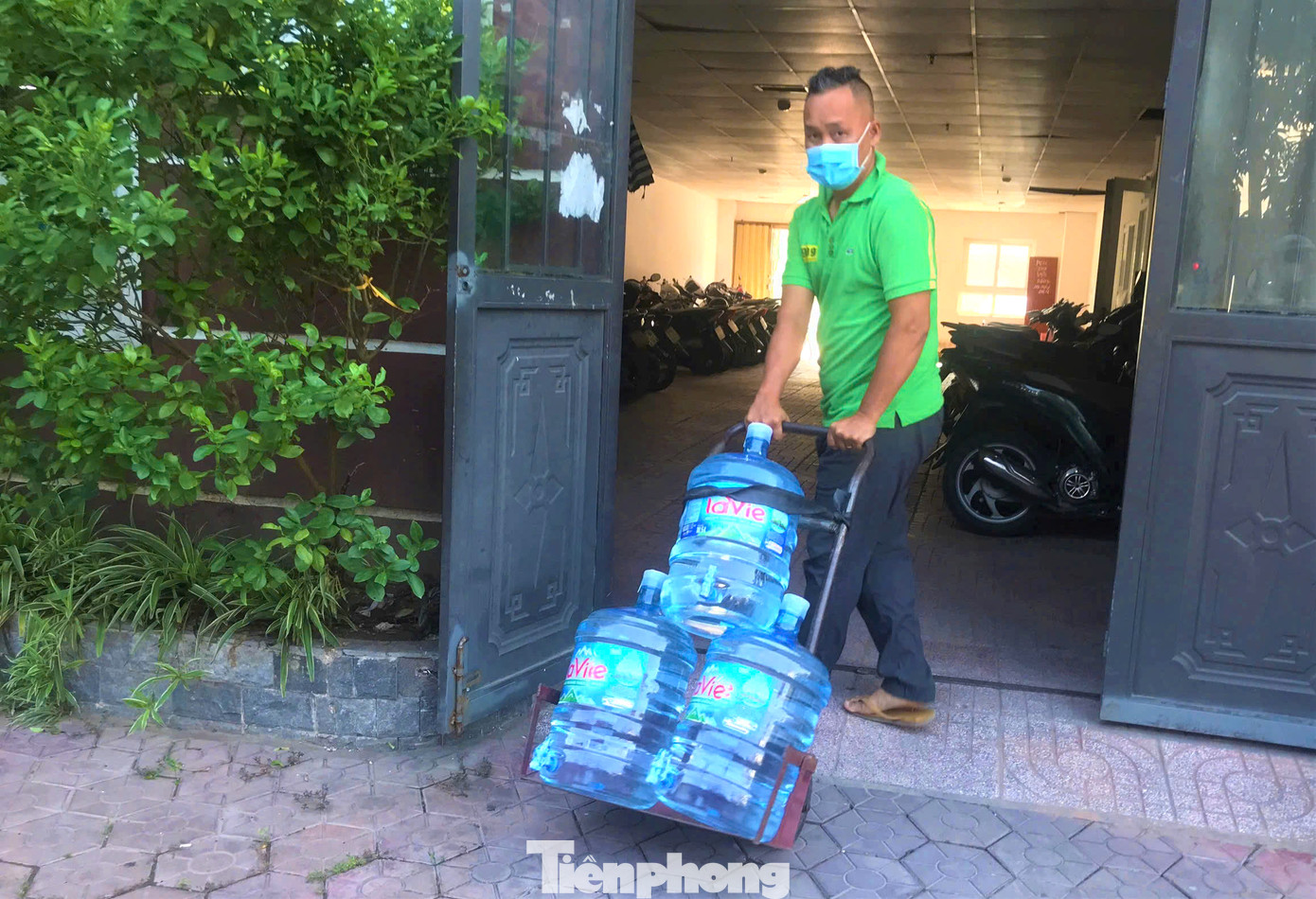 Người dân tại chung cư Golden City hiện đã tạm dừng sử dụng nước máy của chung cư và chuyển sang mua nước đóng bình để sử dụng.