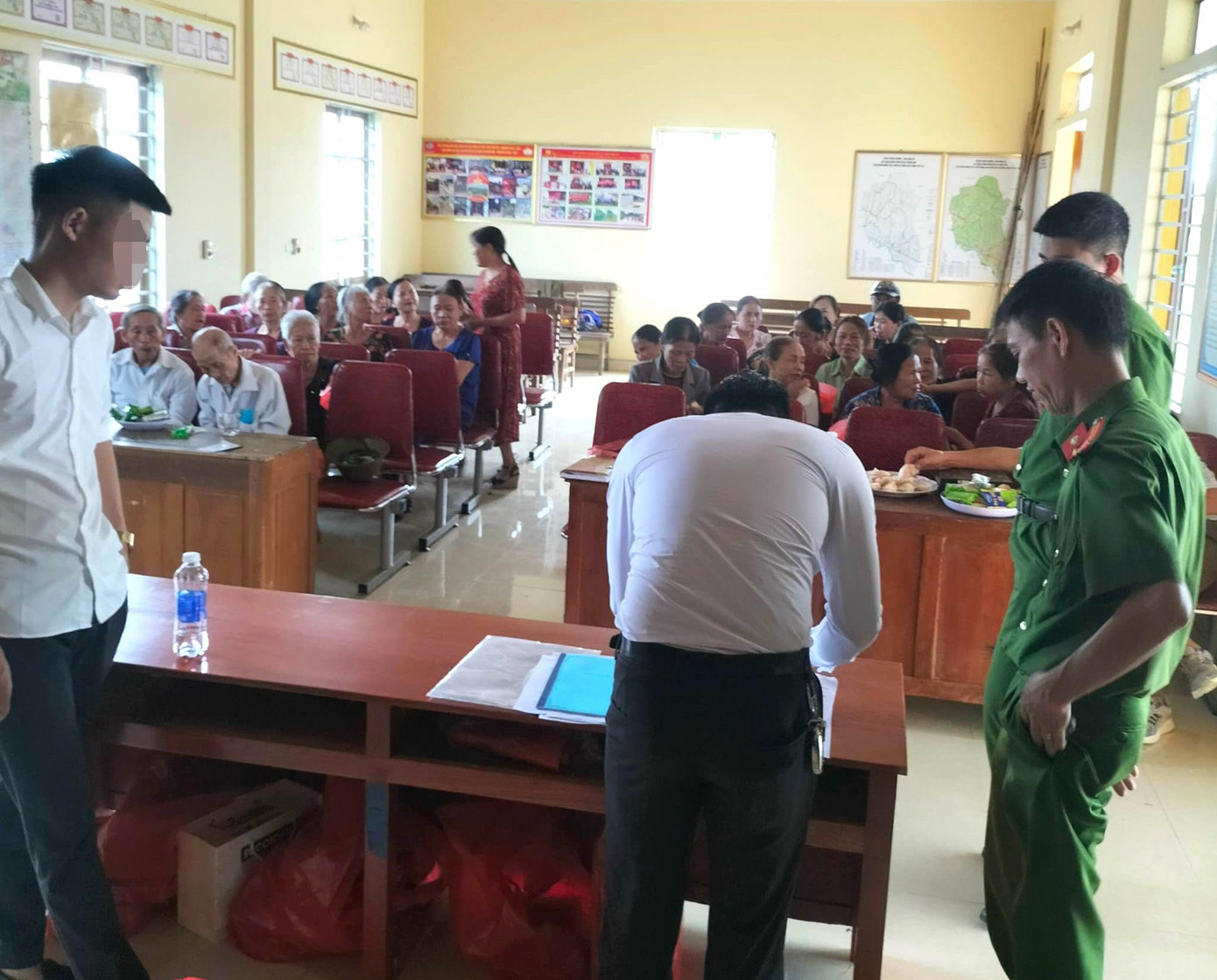 Chính quyền địa phương và cơ quan công an đến hiện trường kiểm tra, ngăn chặn nhóm người này tổ chức tặng quà tri ân để bán hàng giá cao.