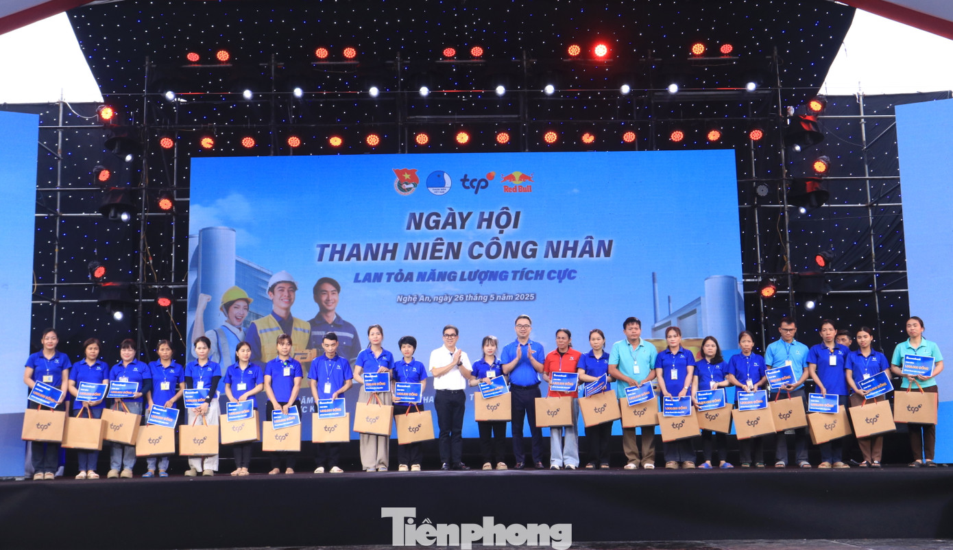 Ban Tổ chức trao tặng 40 phần quà cho 40 thanh niên công nhân có hoàn cảnh khó khăn. Ban Tổ chức trao tặng 40 phần quà cho 40 thanh niên công nhân có hoàn cảnh khó khăn.