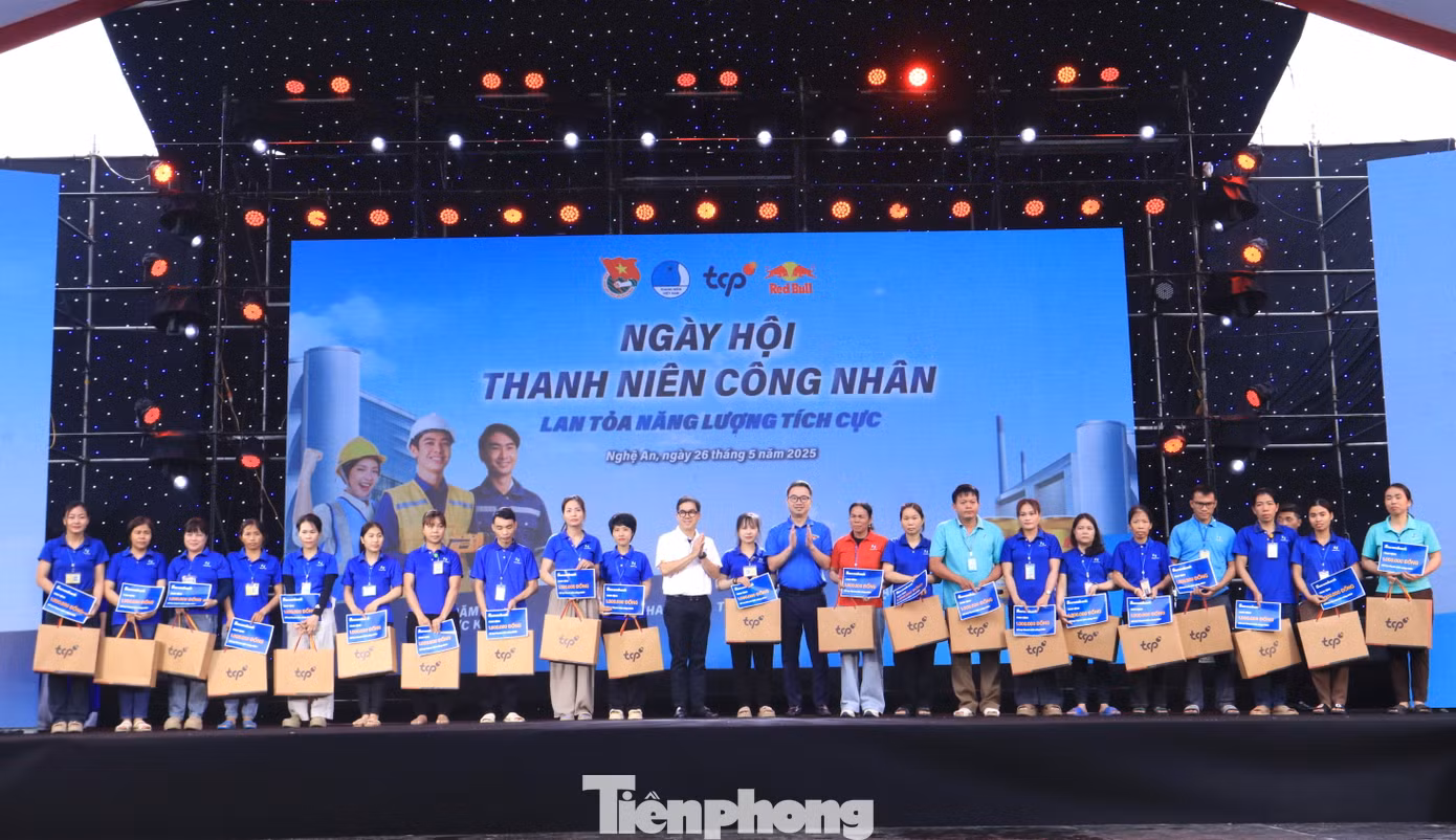 Ban Tổ chức trao tặng 40 phần quà cho 40 thanh niên công nhân có hoàn cảnh khó khăn.