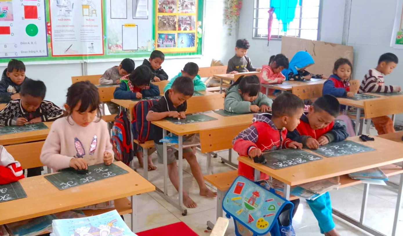 Thầy Lê cho biết thêm, toàn trường có 444 học sinh với 100% là con em đồng bào dân tộc Khơ Mú. Sau dịp Tết Nguyên đán vừa qua, có 28 học sinh không đến lớp. Sau khi được các thầy cô giáo, cán bộ, công an xã đến tuyên truyền vận động thì các em đã quay trở lại trường. Hiện vẫn còn một vài em chưa đến trường học.