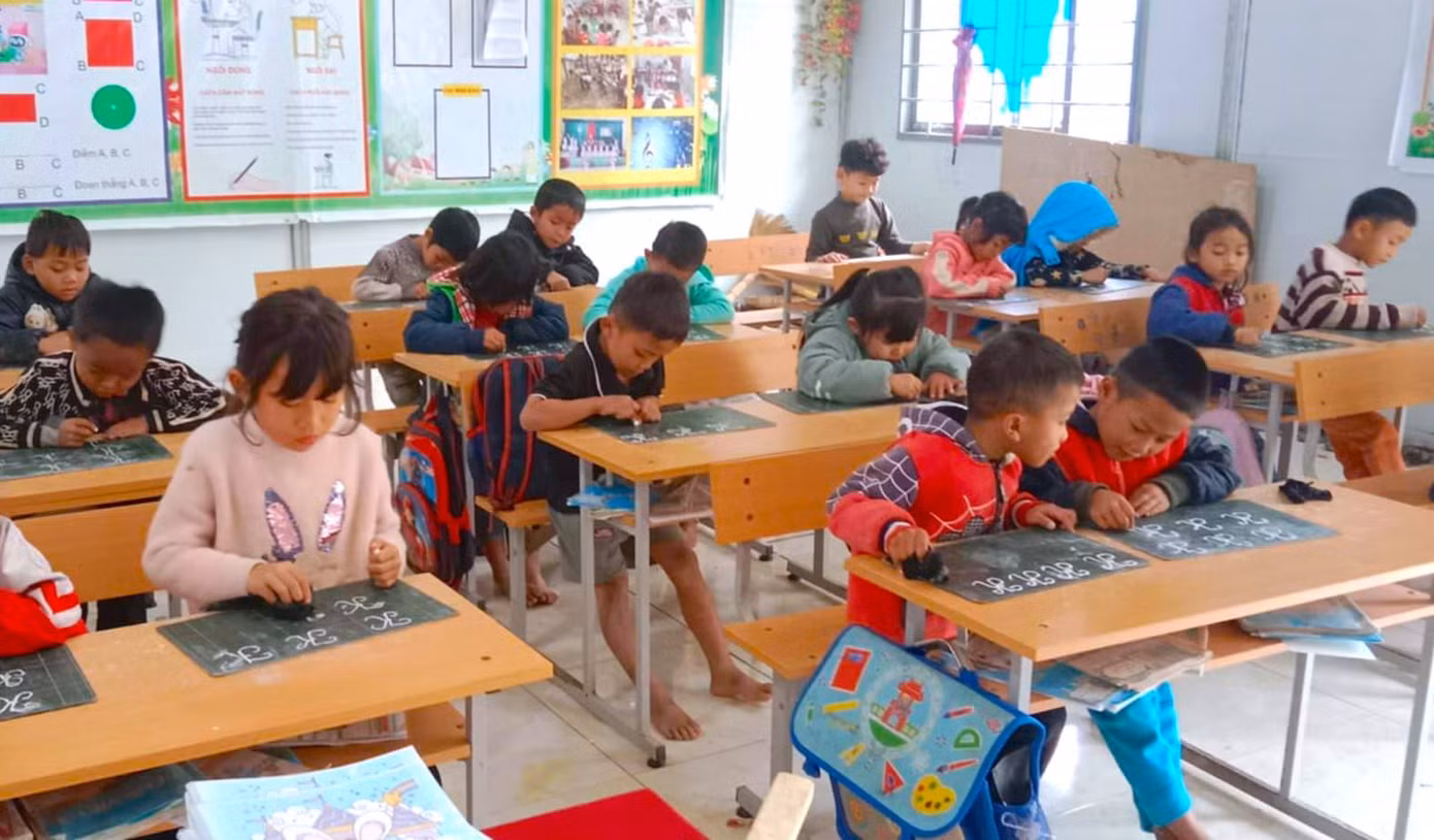 Thầy Lê cho biết thêm, toàn trường có 444 học sinh với 100% là con em đồng bào dân tộc Khơ Mú. Sau dịp Tết Nguyên đán vừa qua, có 28 học sinh không đến lớp. Sau khi được các thầy cô giáo, cán bộ, công an xã đến tuyên truyền vận động thì các em đã quay trở lại trường. Hiện vẫn còn một vài em chưa đến trường học.