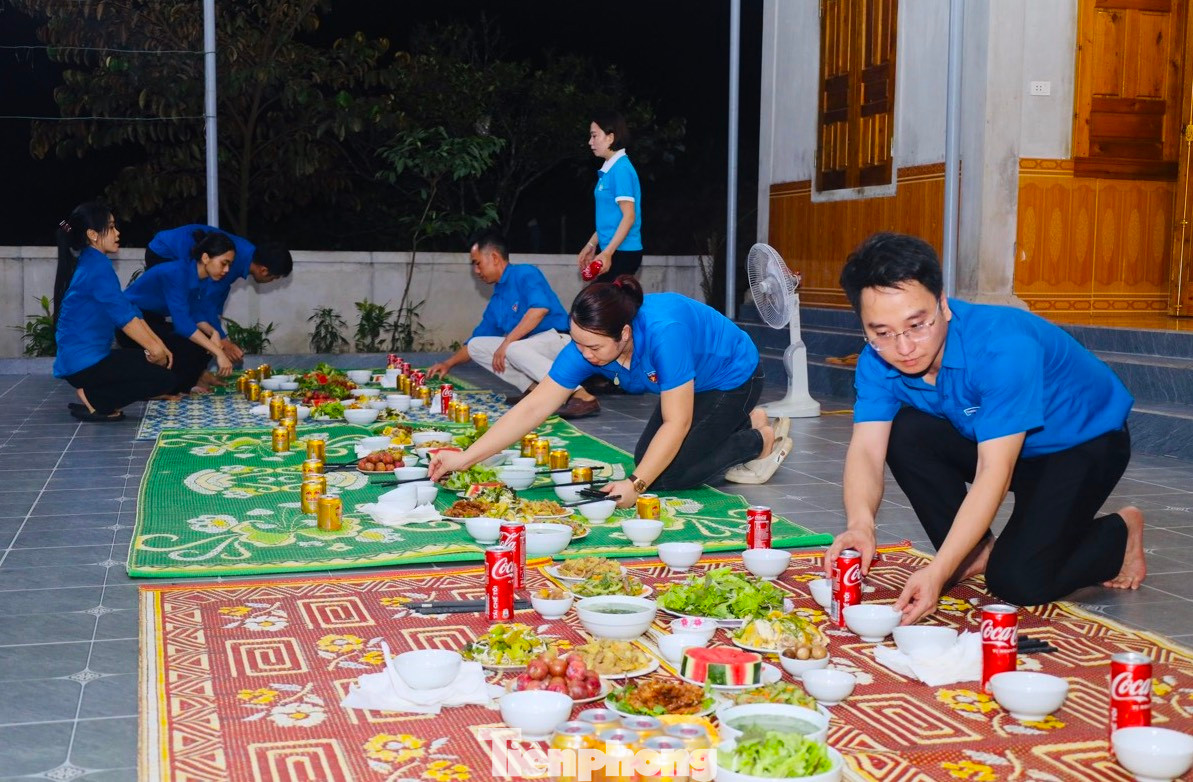 Bữa cơm được các bạn đoàn viên thanh niên chuẩn bị sạch sẽ, đảm bảo đủ chất dinh dưỡng, giúp lực lượng công nhân thi công đường điện 500kV mạch 3 có sức khỏe, sớm hoàn thành dự án đúng tiến độ.