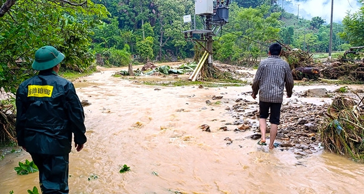 Ngoài huyện Tương Dương, đêm 29/5 mưa lớn tại huyện Kỳ Sơn và huyện Quế Phong khiến một số xã ở 2 địa phương này xảy ra lũ quét, lũ ống, gây thiệt hại về tài sản của người dân.