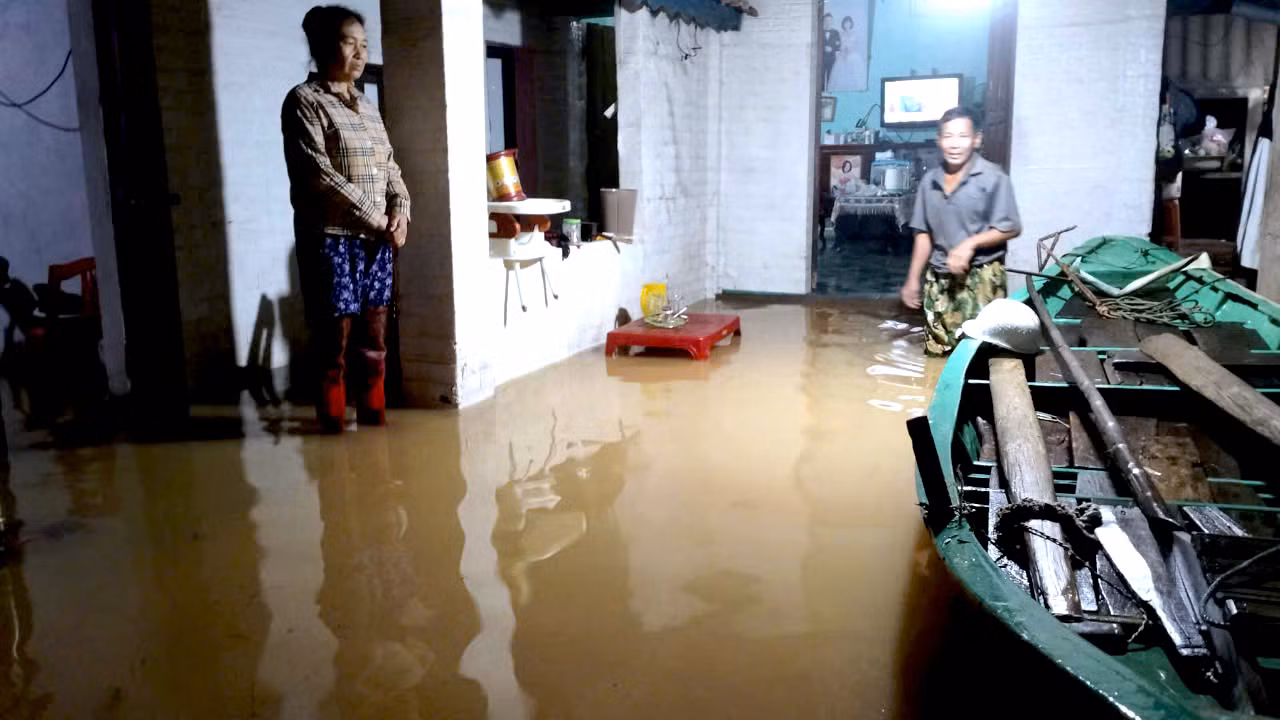 Đêm 22/9 và ngày 23/9, nước dâng cao tràn vào nhà. Người dân trong xóm liên tục theo dõi để di dời người và tài sản đến nơi an toàn. Ảnh: Hà Hằng