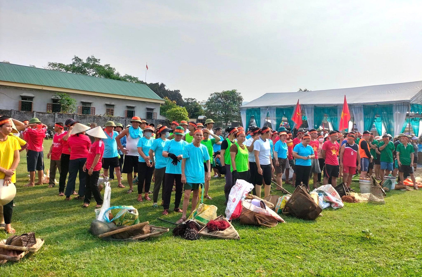 Tham gia hội thi năm nay có 12 đội thi với 84 thành viên đến từ 12 thôn, bản trên địa bàn xã Môn Sơn. Các đội thi ngoài các thành viên nam còn có những thành viên nữ để hỗ trợ. Theo quy định của Ban tổ chức cuộc thi, những người tham gia lễ hội bắt cá chỉ được sử dụng những ngư cụ truyền thống như: Chài, lưới, xúc, nơm, vợt. Các đội được chuẩn bị thuyền nhỏ và kính lặn để phục vụ việc bắt cá.