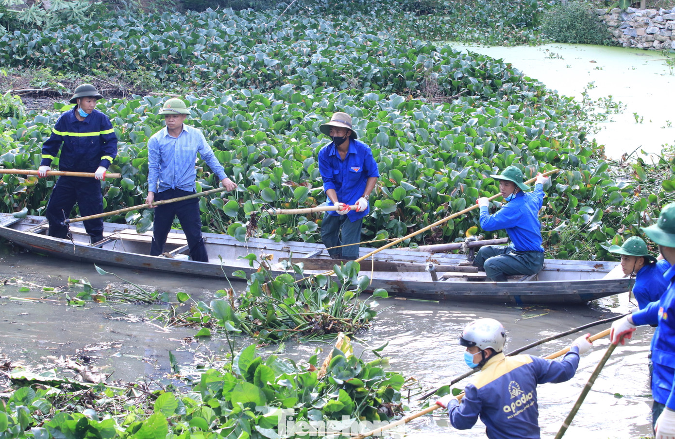 Lòng khe sâu, các lực lượng phải sử dụng thuyền chèo ra giữa dòng để triển khai công việc dọn vệ sinh.